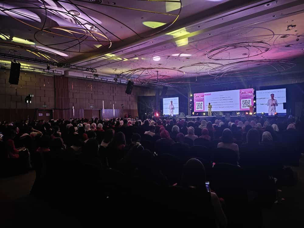 Full ballroom audience at a Mary Kay seminar